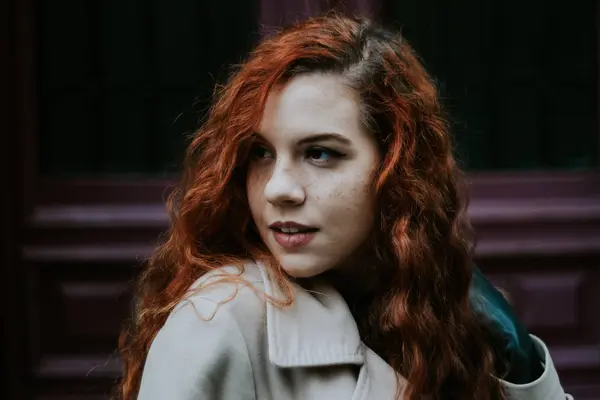 Young Redhead Woman Posing Street Looking Away — Stock Photo, Image