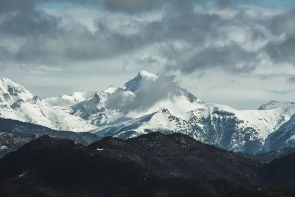 Breathtaking Panorama Mountains Range Covered Snow Cloudy Sky — Stock Photo, Image