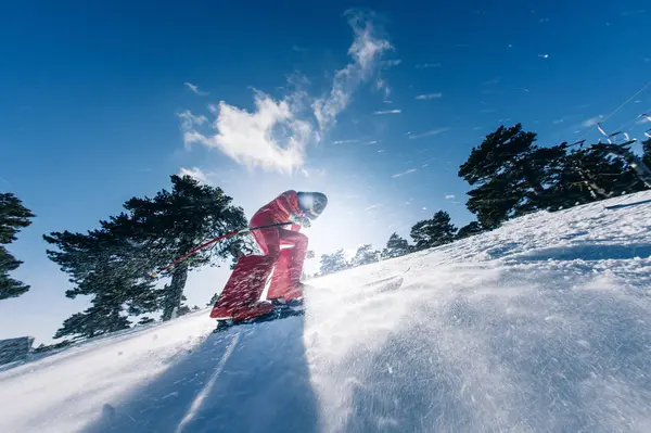 Mann Übt Speed Skifahren Auf Piste Unter Blauem Himmel — Stockfoto