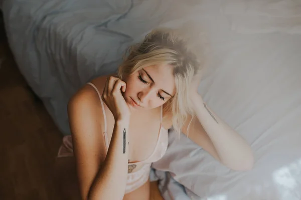 Sensual Jovem Mulher Lingerie Sentado Chão Cama Com Olhos Fechados — Fotografia de Stock