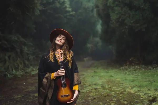 Charmante Frau Posiert Mit Ukulele Nebligen Wäldern — Stockfoto