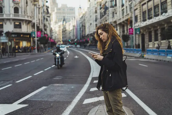 Vrouw Met Behulp Van Smartphone Onderweg Van Stad — Stockfoto