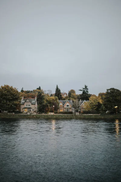 曇りの日に湖に建てられたコテージの家遠景 — ストック写真