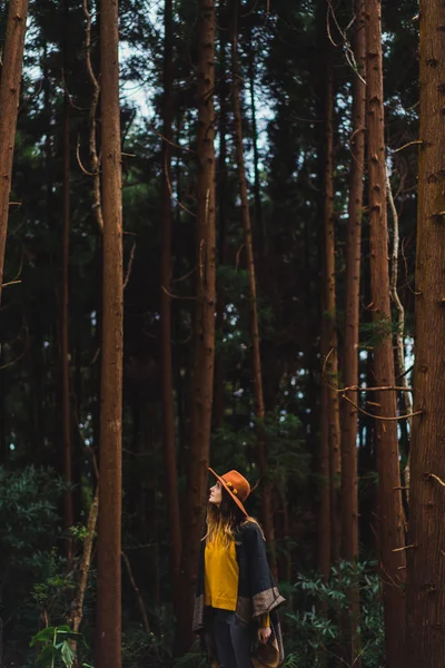 Woman Hat Posing Woods — Stock Photo, Image