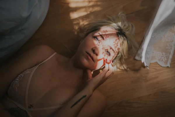 Sensuell Kvinna Liggande Sängen Med Gardin Skugga Ansikte — Stockfoto