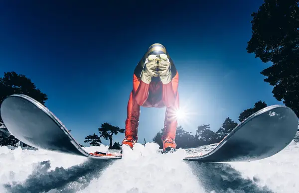 Homme Pratiquant Ski Vitesse Contre Ciel Bleu Clair — Photo