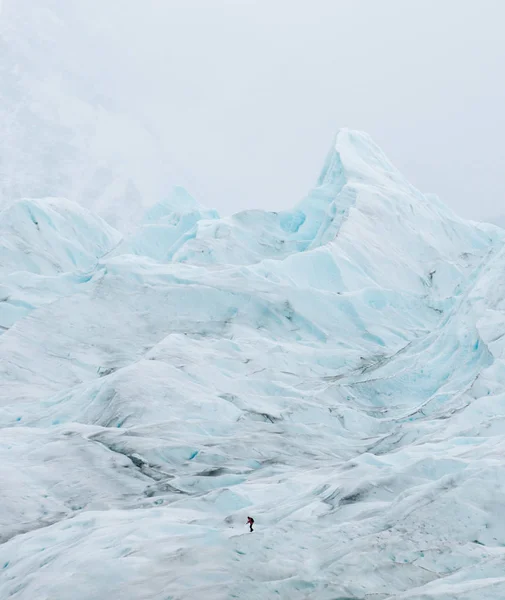 Kaukainen Näkymä Tunnistamaton Matkustaja Kävely Vuorella Peitetty Lumella — kuvapankkivalokuva
