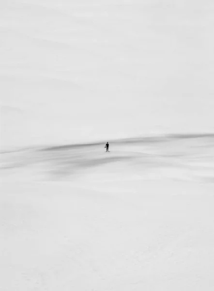 Minimalistische Aufnahme Einer Person Die Sandlandschaft Steht — Stockfoto