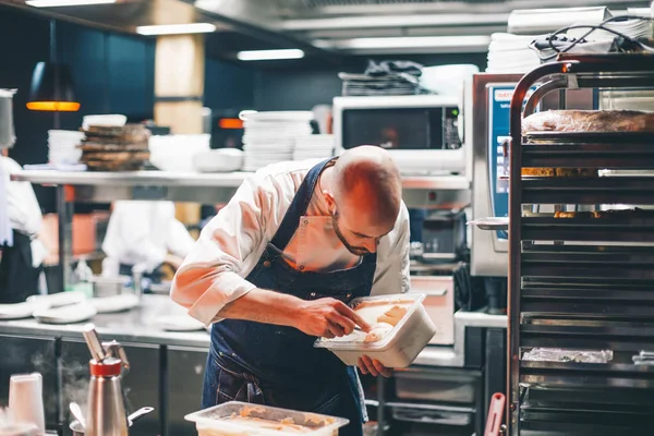 Koch kocht im Restaurant — Stockfoto