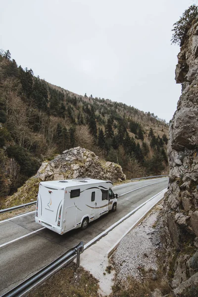 レクリエーション ヴァン 山の道路で運転 — ストック写真