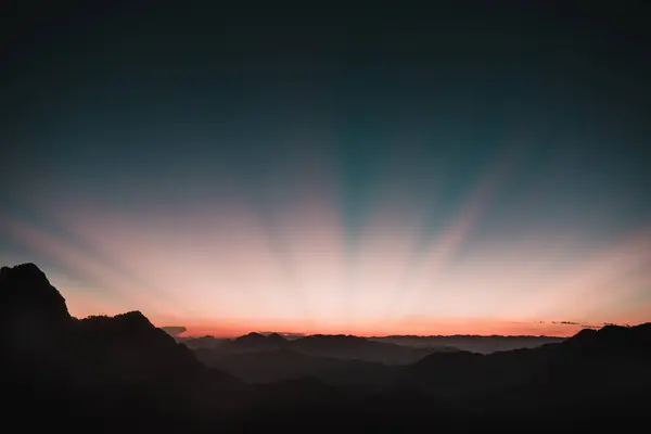 Vista Panorámica Los Rayos Sol Cielo Del Atardecer Sobre Las — Foto de Stock