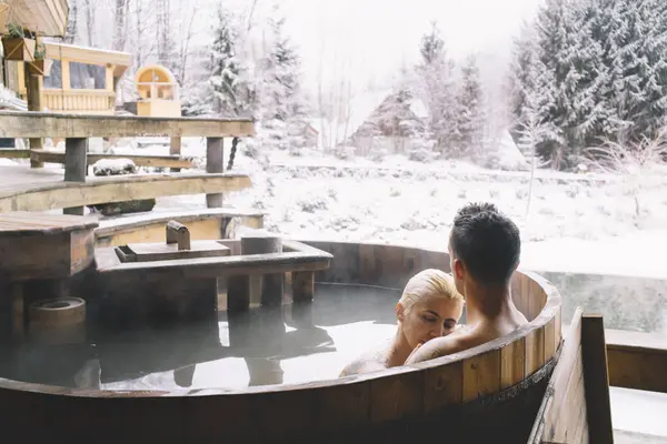Casal Abraçando Relaxando Banheira Mergulho Inverno — Fotografia de Stock