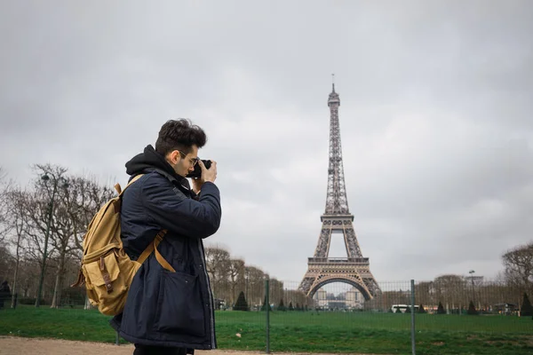 Вид Сбоку Молодого Человека Стоящего Камерой Снимающего Эйфелеву Башню — стоковое фото