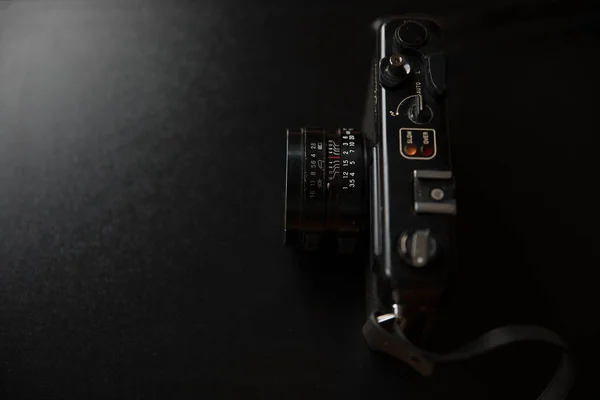 Высокий Угол Обзора Винтажной Камеры Черном Фоне — стоковое фото
