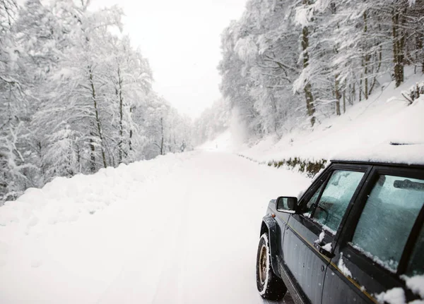 Обрезанное Изображение Автомобиля Припаркованного Снежной Дороге Зимой — стоковое фото