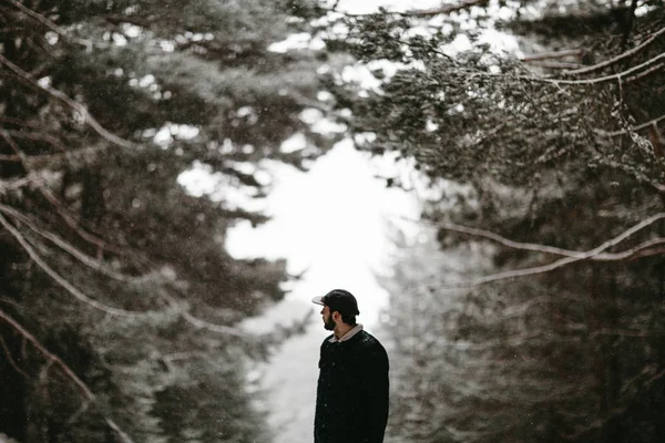 Tourist Standing Snowy Forest Release — Stock Photo, Image