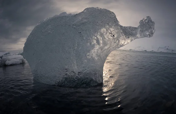 Iceberg Translúcido Flutuando Água Mar Frio Contra Céu Noturno Nublado — Fotografia de Stock