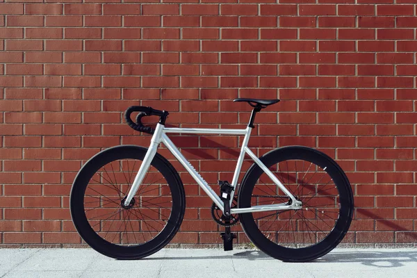 Nouveau Vélo Route Blanc Moderne Avec Poignée Noire Garée Contre — Photo