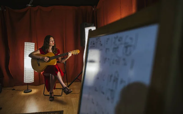 Charmante Femme Artistique Robe Rouge Interprétant Une Chanson Jouant Guitare — Photo
