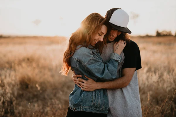 Young Stylish Teenagers Embracing Happily Wile Standing Remote Rural Field — Stock Photo, Image