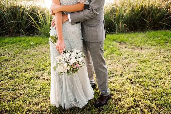 时尚的新婚夫妇穿着婚纱 以自然为背景拥抱对方的剪裁形象 — 图库照片