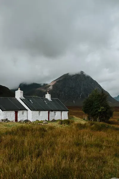 苏格兰山谷秋天的田野里 一座孤独的白色农舍被多石的小山环绕着 — 图库照片