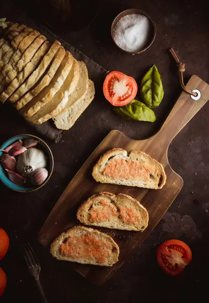 Various Spices Ripe Tomatoes Placed Cutting Board Pieces Bread Sauce — Stock Photo, Image