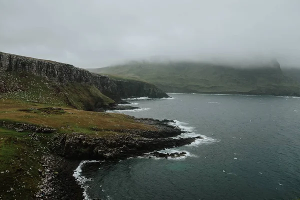 Wilderness Táj Ködös Dombok Óceán Hullámok Összeomlik Sziklák Partján Skócia — Stock Fotó