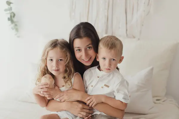 Portrait Young Brunette Sitting Bed Hugging Little Male Female Children — Stock Photo, Image