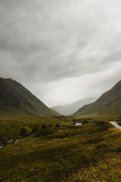 Nádherná Scenérie Vysočiny Pod Svěžími Dramatickými Mraky Skotsku — Stock fotografie