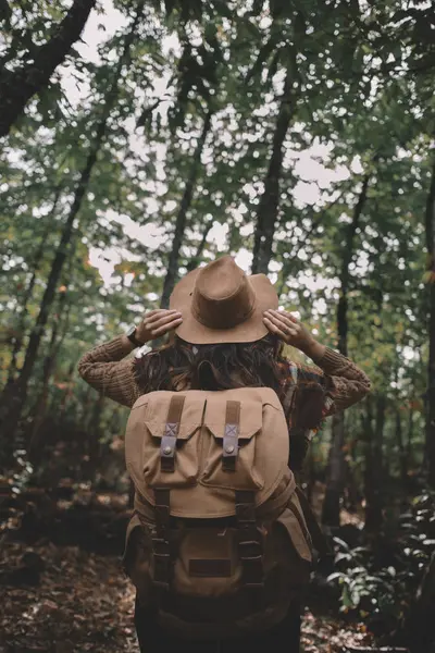 Vue Arrière Femme Anonyme Avec Chapeau Ajustable Sac Dos Tout — Photo