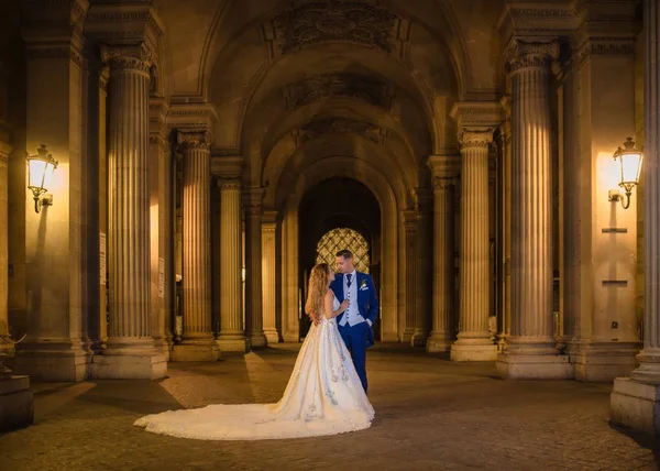 Junges Frisch Verheiratetes Paar Hochzeitsanzug Und Brautkleid Umarmt Während Einem — Stockfoto