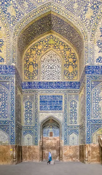 Side View Muslim Female Standing Majestic Iranian Mosque Ornamental Walls — Stock Photo, Image