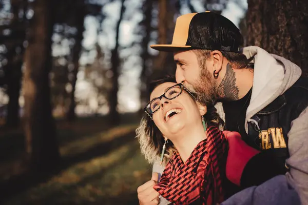 Baard Man Omarmen Van Rug Vrolijk Vrouw Buurt Van Hout — Stockfoto