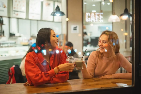 Amigos multiétnicos hablando en la cafetería —  Fotos de Stock