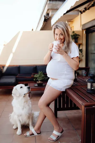 Содержание Беременная Женщина Белой Рубашке Дома Шорты Пить Кофе Террасе — стоковое фото
