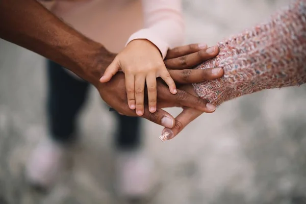 Close Diversos Pais Filhos Unindo Mãos Livre Durante Dia — Fotografia de Stock