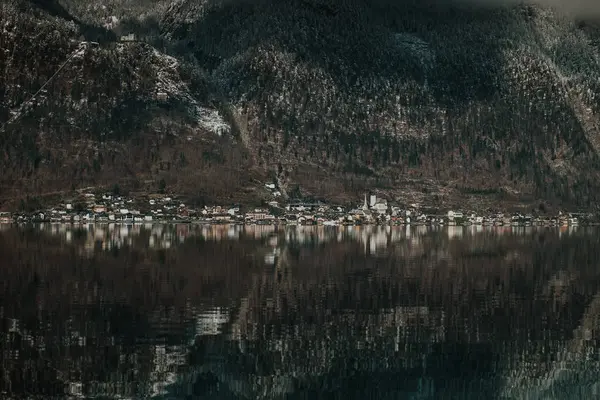 Dramatic Landscape Transparent Lake Surrounded Dark Mountains Trees Hallstatt — Stock Photo, Image