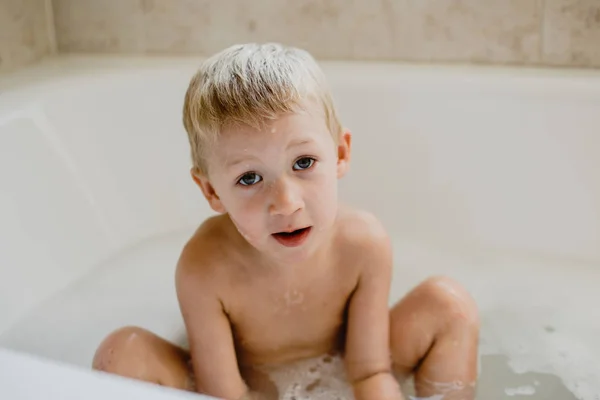 Miúdo Bonito Brincando Com Espuma Banho — Fotografia de Stock