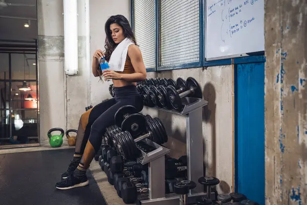 Spor Salonunda Içen Genç Bayan — Stok fotoğraf