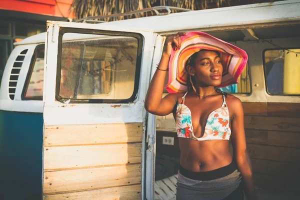 Jovem Mulher Afro Americana Confiante Top Biquíni Colorido Tocando Chapéu — Fotografia de Stock