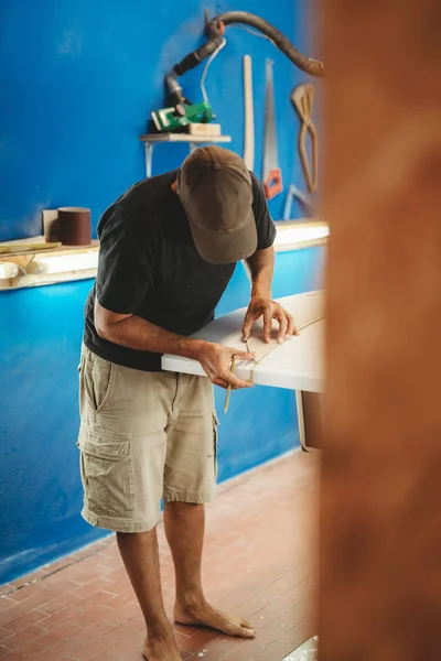 Workman Avec Ruban Mesurer Faisant Planche Surf — Photo