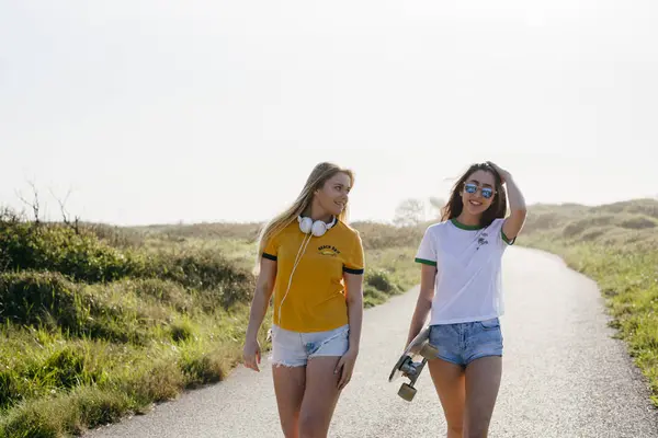 Stylish Confident Girls Summertime — Stock Photo, Image