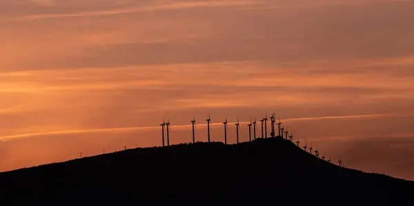 Průmyslová Krajina Zobrazující Řadu Větrných Mlýnů Rotující Čepele Horách Úsvitu — Stock fotografie