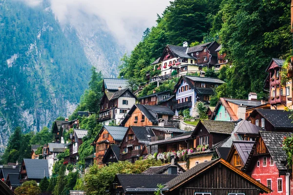 Gemütliche Häuser Einer Kleinen Siedlung Waldnähe Berghang Bewölkten Tagen Österreich — Stockfoto