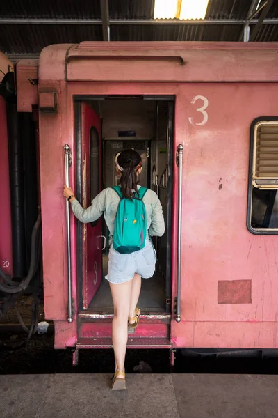 Bakåt Syn Resenären Casual Wear Boarding Fordon Tåg Colombo Tågstation — Stockfoto