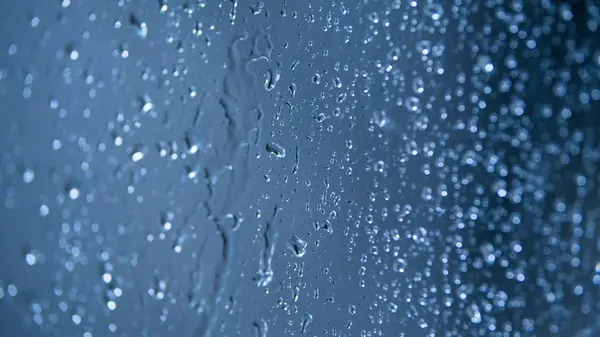 Droppar vatten på blå bakgrund — Stockfoto