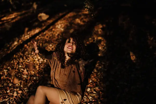 Curly Haired Satisfied Woman Casual Wear Throwing Autumn Leaves Smiling — Stock Photo, Image