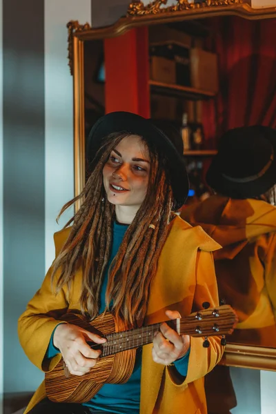 Jeune Femme Élégante Avec Dreadlocks Portant Manteau Jaune Chapeau Noir — Photo