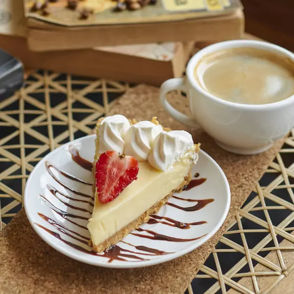 Dall Alto Del Piatto Con Deliziosa Cheesecake Con Fragola Panna — Foto Stock